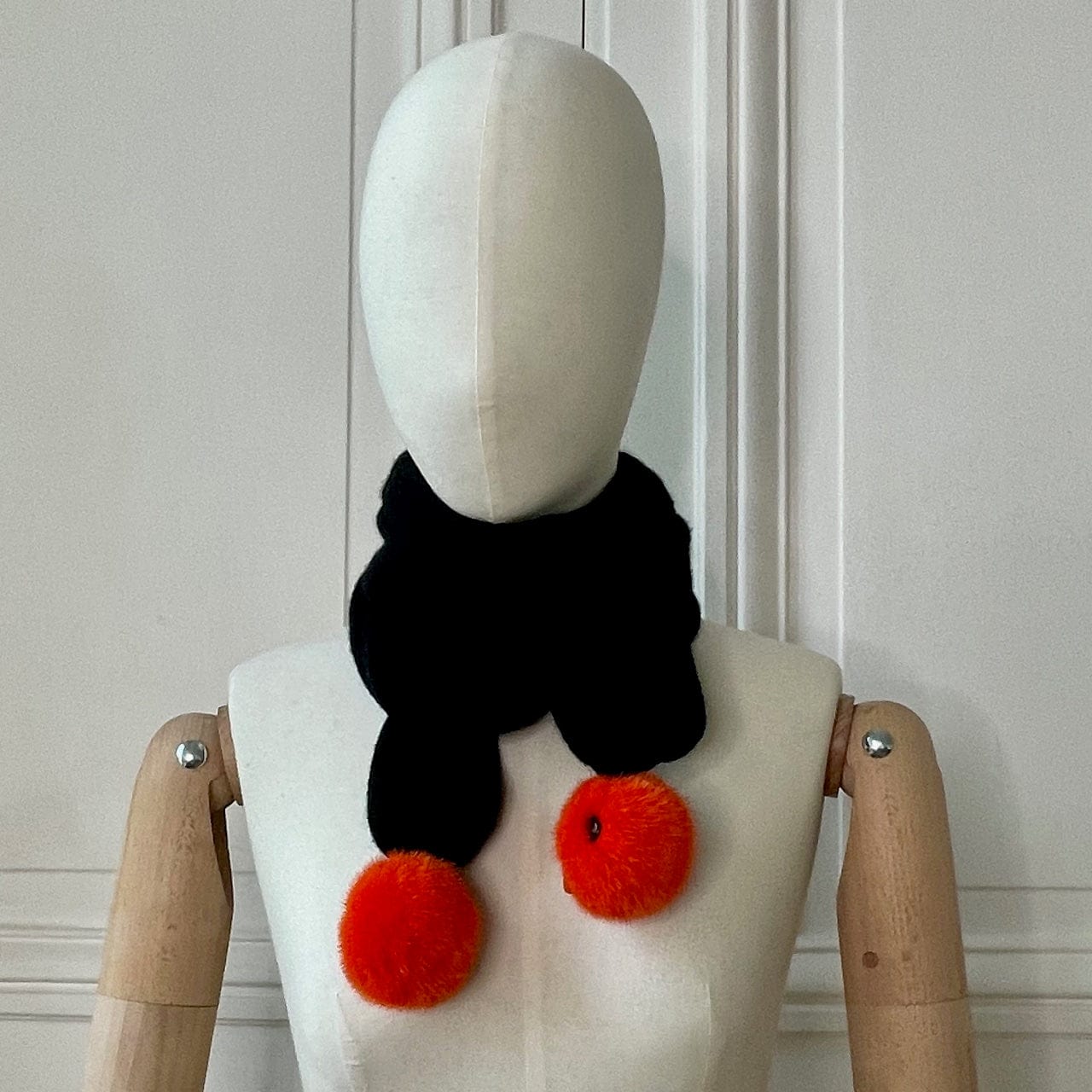 Echarpe noire à pompons canaris oranges en fourrure tricotée en France 100% cachemire maille mousseuse
