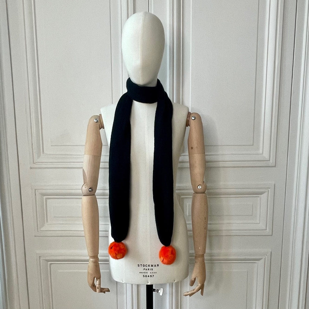 Echarpe noire à pompons canaris oranges en fourrure tricotée en France 100% cachemire maille mousseuse