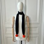 Echarpe noire à pompons canaris oranges en fourrure tricotée en France 100% cachemire maille mousseuse