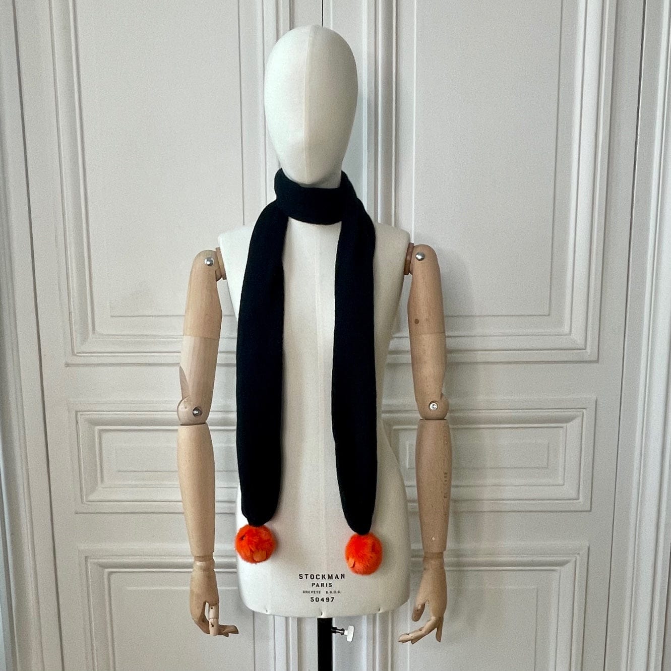 Echarpe noire à pompons canaris oranges en fourrure tricotée en France 100% cachemire maille mousseuse