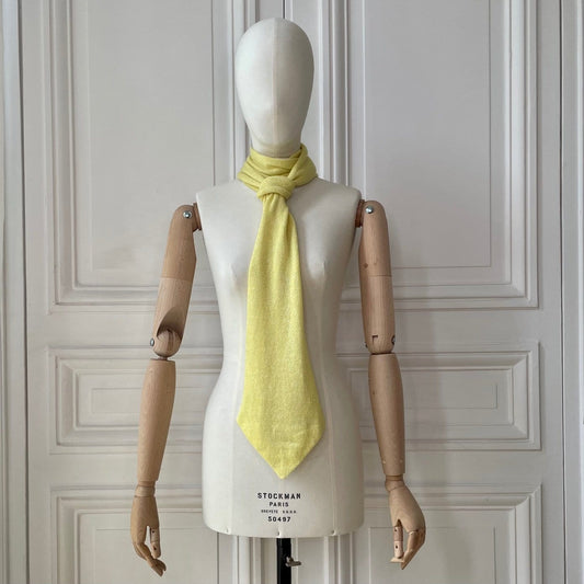 Echarpe à bout cravate jaune soleil tricotée en France 58% cachemire 42% lin