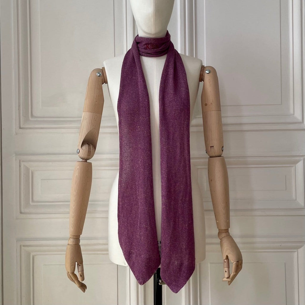 Echarpe violette à bouts cravate avec broderie Kiss tricotée en France 58% cachemire 42% lin