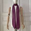 Echarpe violette à bouts cravate avec broderie Kiss tricotée en France 58% cachemire 42% lin