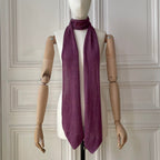 Echarpe violette à bouts cravate avec broderie Kiss tricotée en France 58% cachemire 42% lin