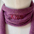 Echarpe violette à bouts cravate avec broderie Kiss tricotée en France 58% cachemire 42% lin