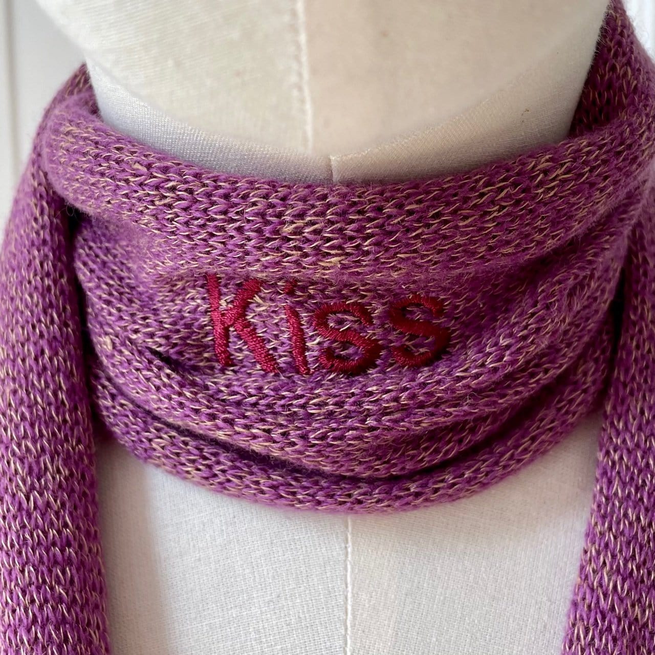 Echarpe violette à bouts cravate avec broderie Kiss tricotée en France 58% cachemire 42% lin