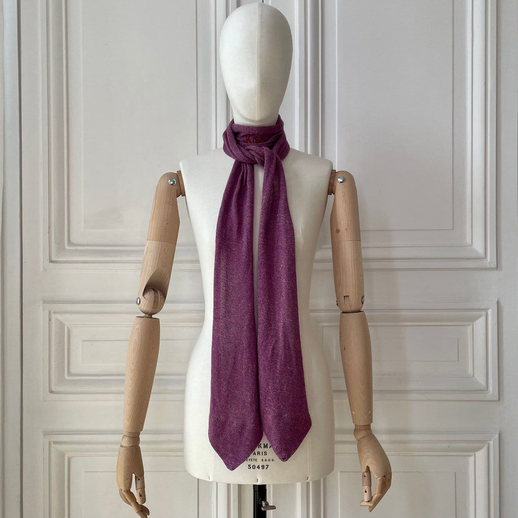 Echarpe violette à bouts cravate avec broderie Kiss tricotée en France 58% cachemire 42% lin