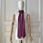 Echarpe violette à bouts cravate avec broderie Kiss tricotée en France 58% cachemire 42% lin