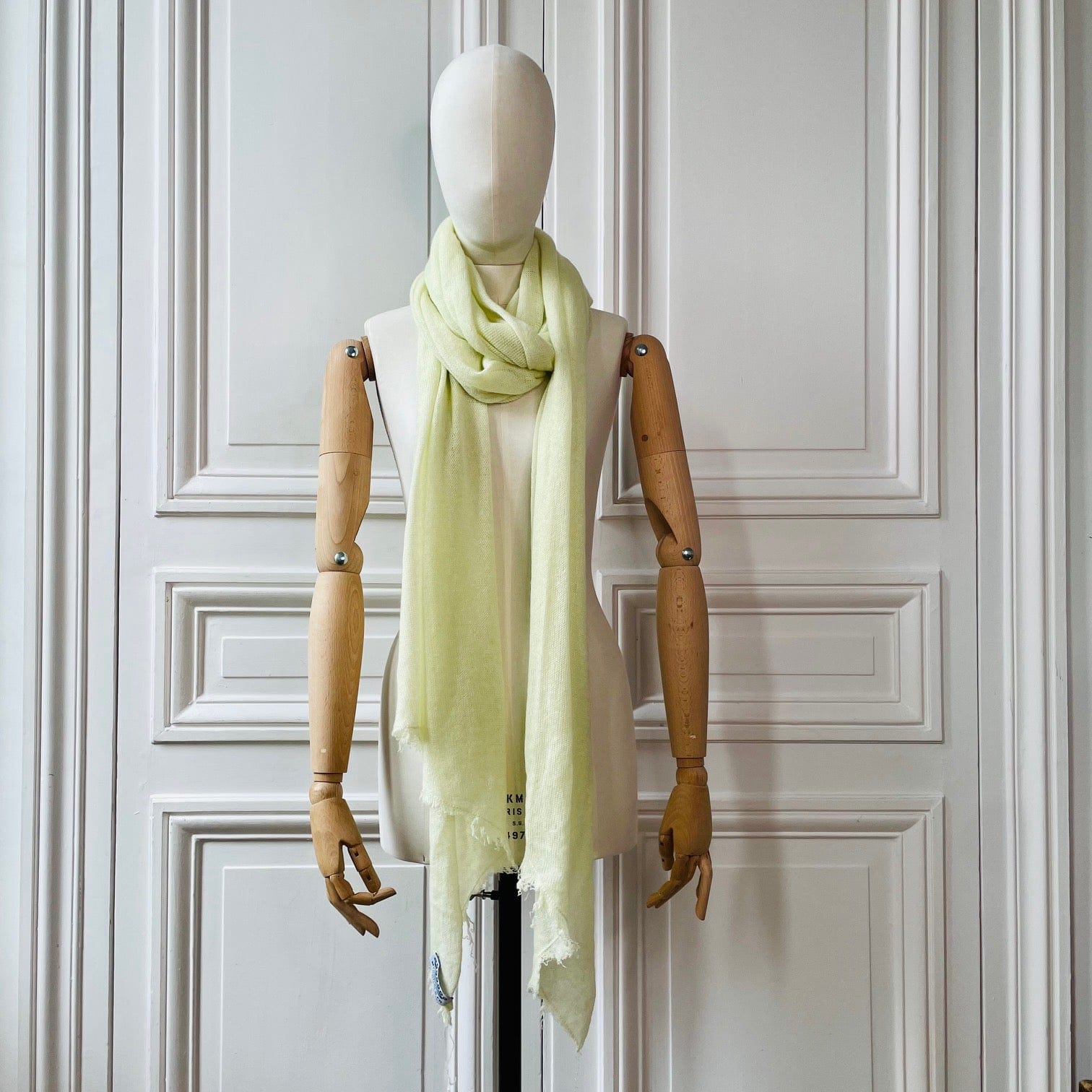 Etole à bords frangés jaune pâle tricotée en France 58% cachemire 42% lin 250x60 cm