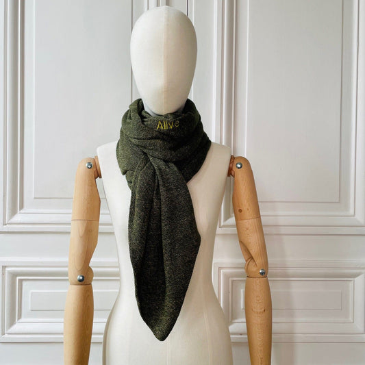 Maxi écharpe vert foncée à bouts cravate avec broderie Alive tricotée en France 58% cachemire 42% lin