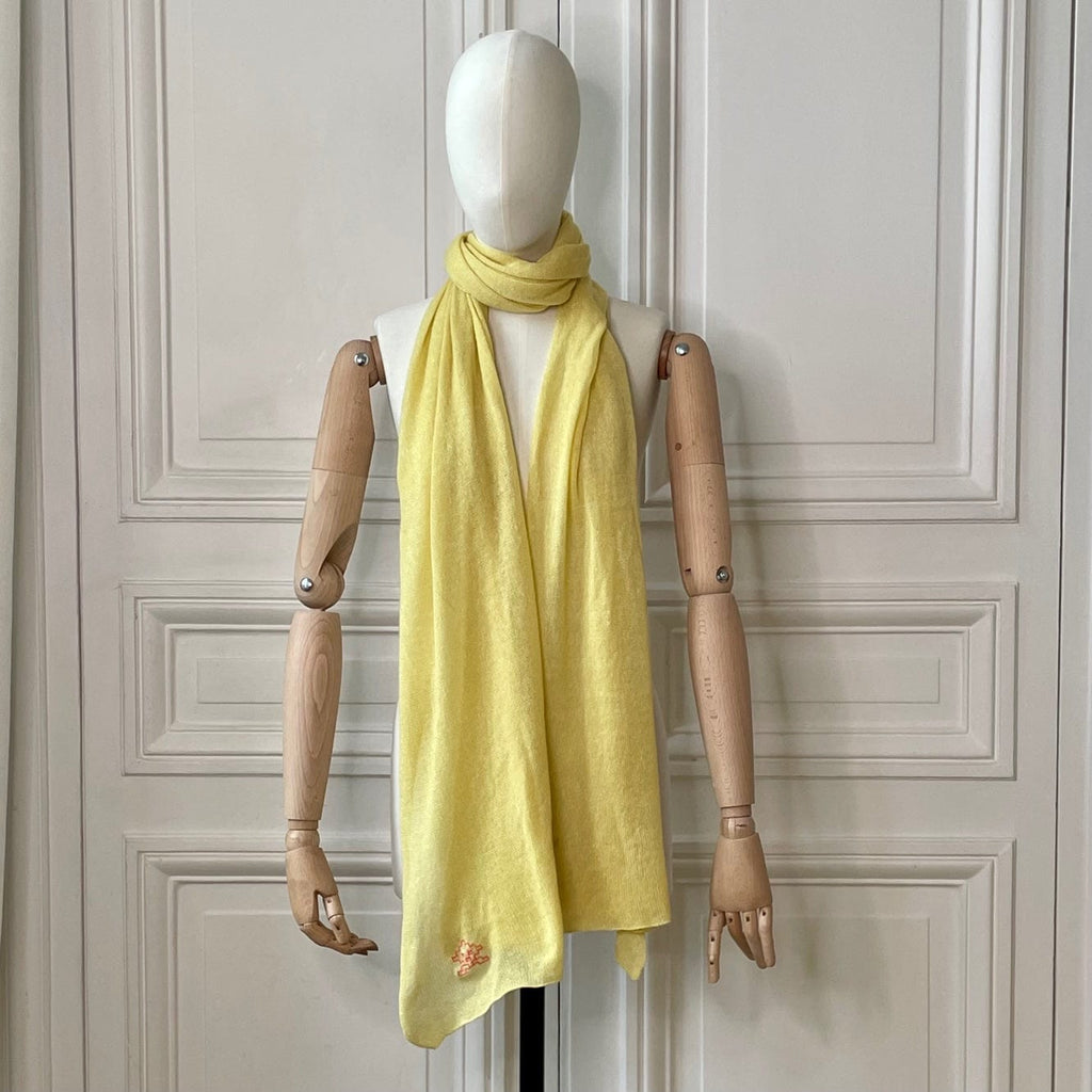 Etole jaune citron avec broderie space invader corail tricotée en France 58% cachemire 42% lin 200x60 cm