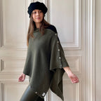 Echarpe vert armée multipositions à boutons tricotée en France 100% cachemire maille serrée