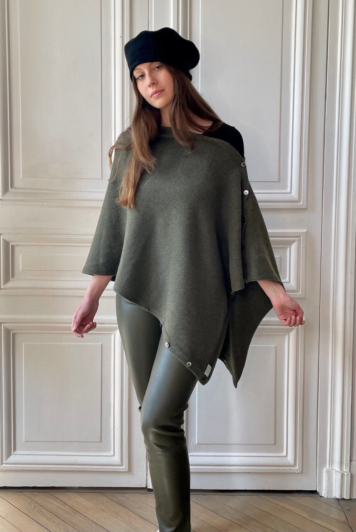 Echarpe vert armée multipositions à boutons tricotée en France 100% cachemire maille serrée