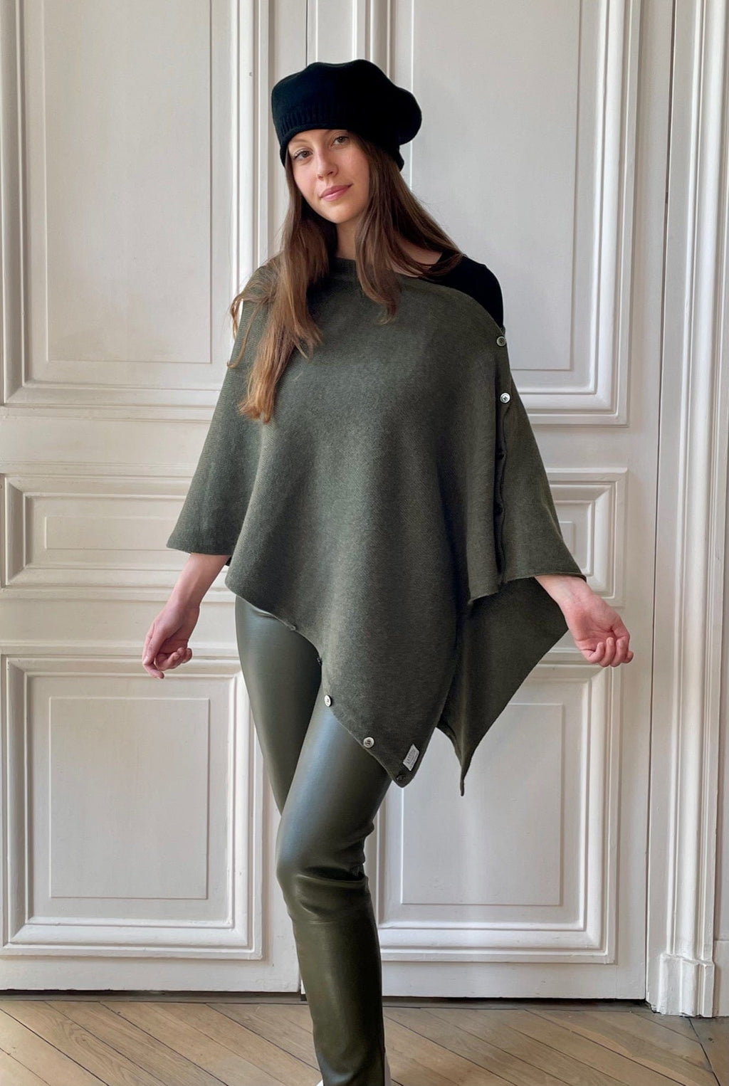 Echarpe vert armée multipositions à boutons tricotée en France 100% cachemire maille serrée