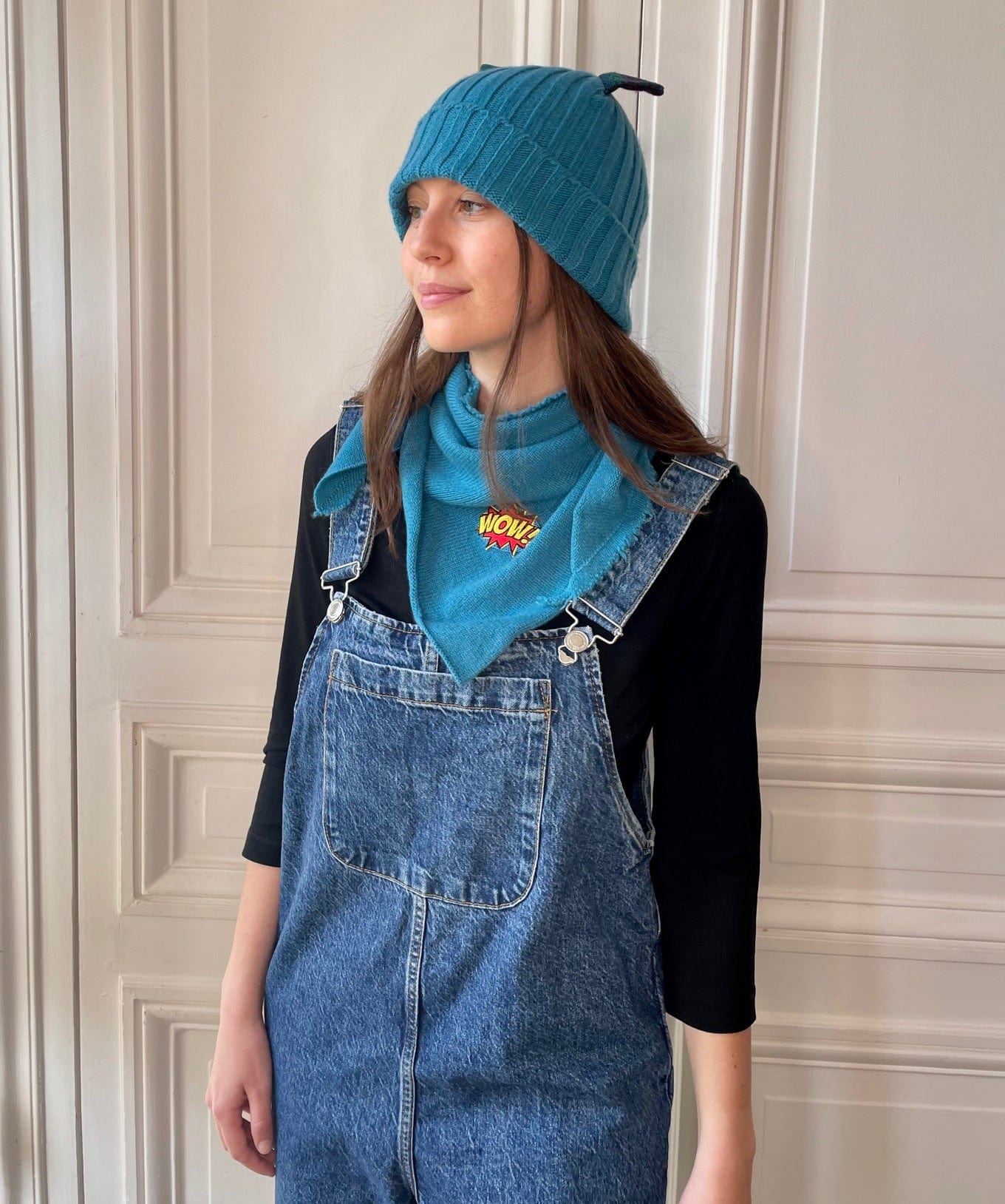 Triangle frangé bleu schtroumpf avec patch Wow tricoté en France 100% cachemire maille serrée