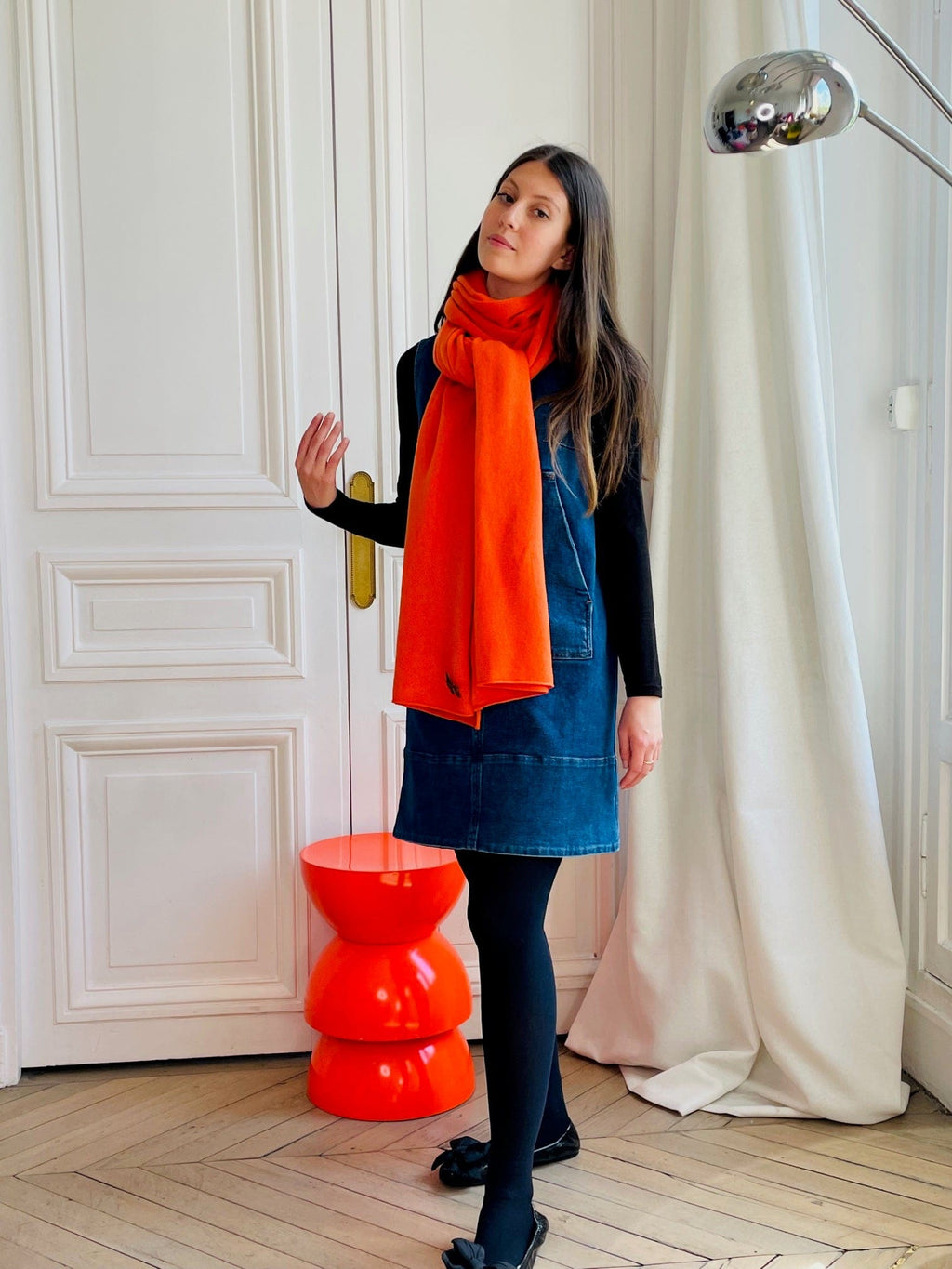 Echarpe orange tricotée en France 250x60 cm 100% cachemire maille serrée avec broche feuille de vigne