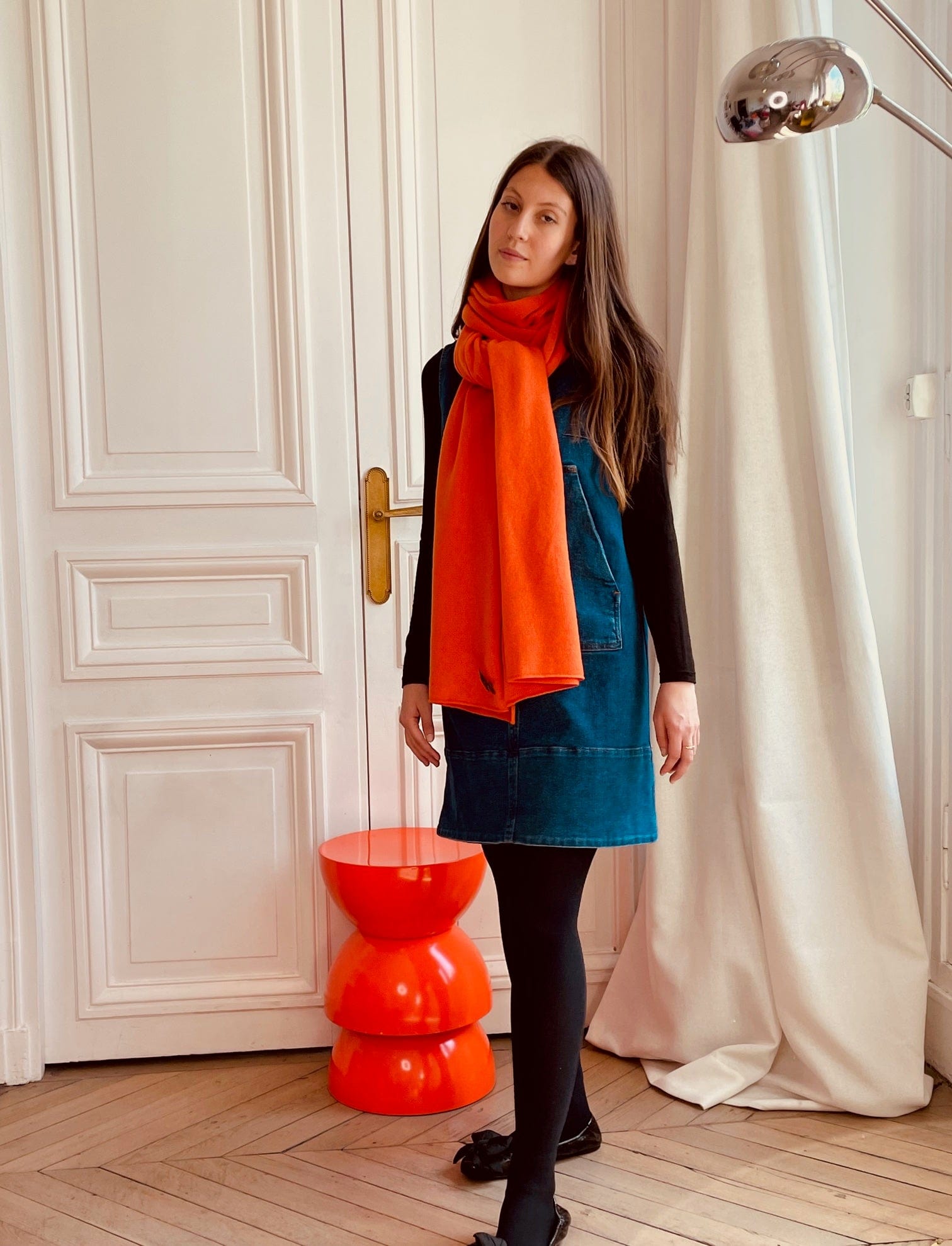 Echarpe orange tricotée en France 250x60 cm 100% cachemire maille serrée avec broche feuille de vigne