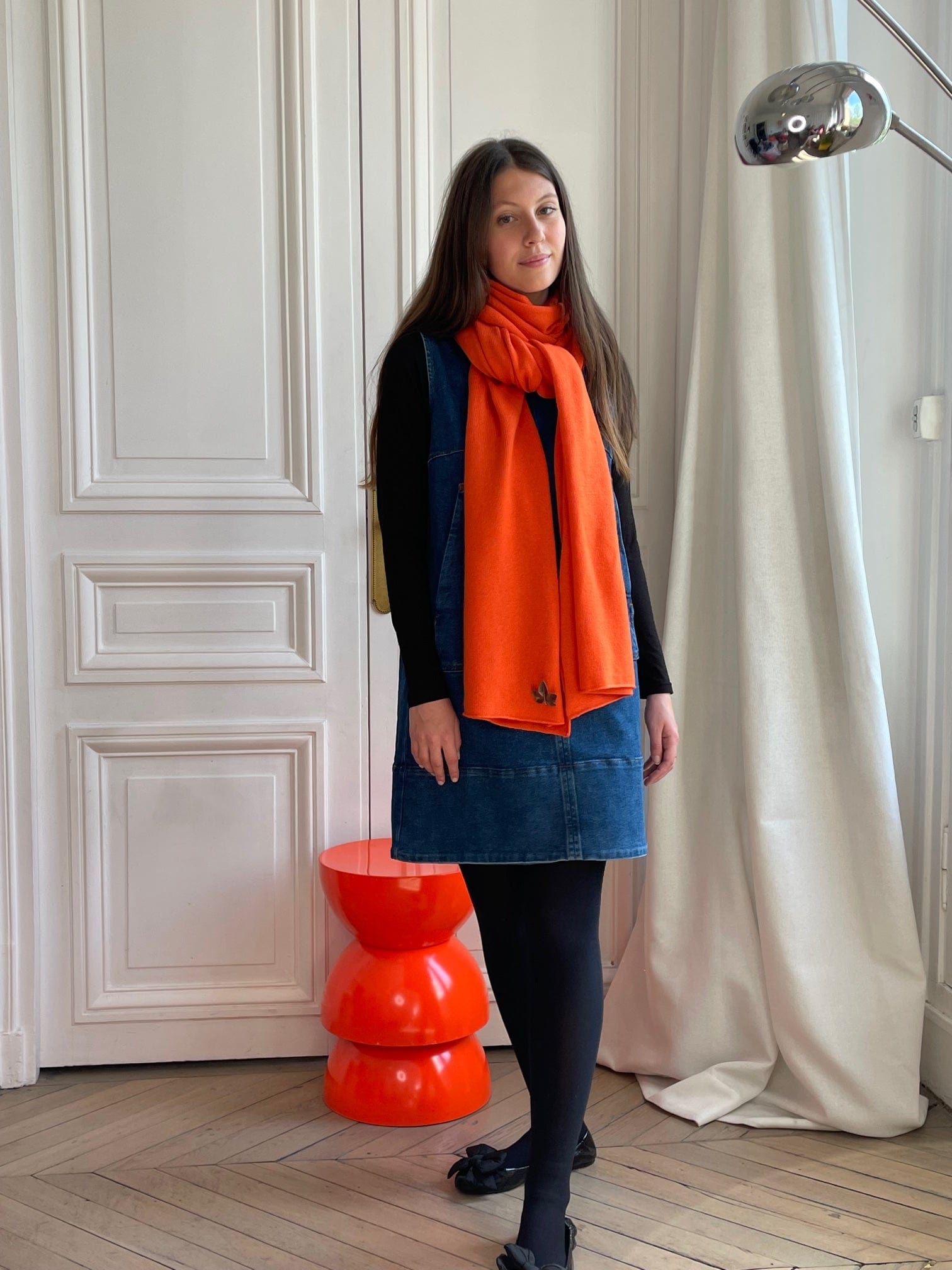 Echarpe orange tricotée en France 250x60 cm 100% cachemire maille serrée avec broche feuille de vigne