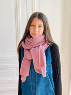 Echarpe vieux rose tricotée en France 250x60 cm 100% cachemire maille mousseuse