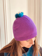 Bonnet lilas avec pompon arc-en-ciel tricoté en France avec pompon en fourrure arc-en-ciel