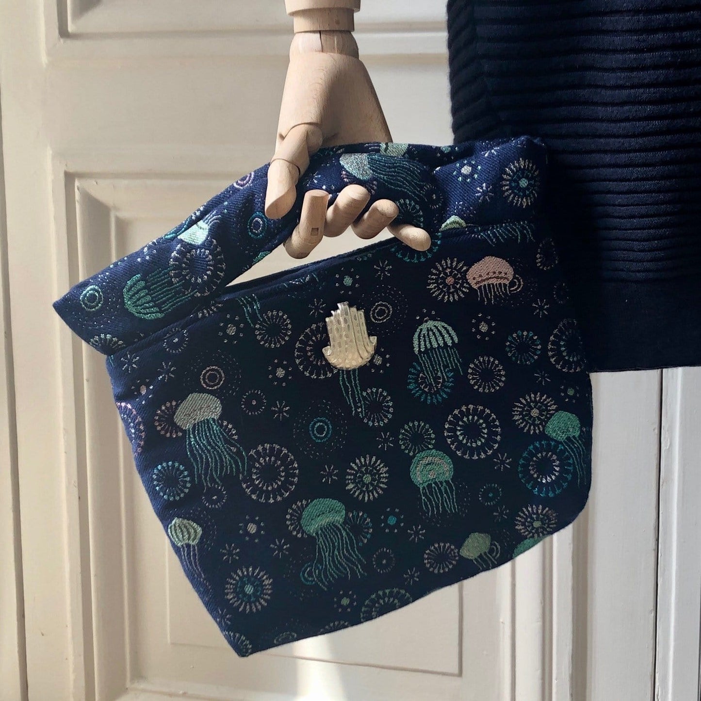 Pochette Agathe en tweed bleu marine, turquoise et argenté tissé et fabriquée en France