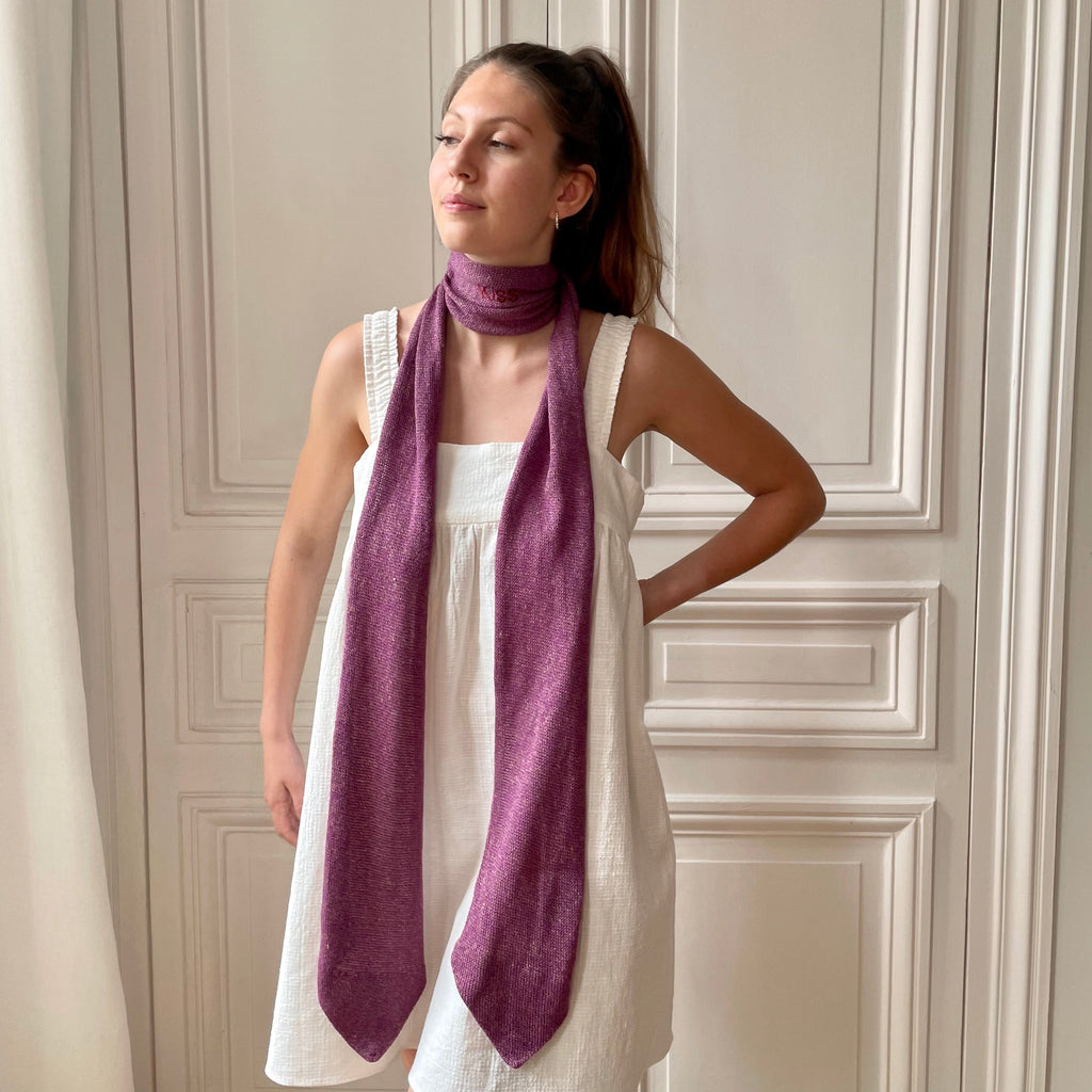 Echarpe violette à bouts cravate avec broderie Kiss tricotée en France 58% cachemire 42% lin