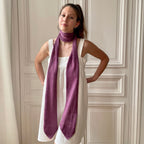 Echarpe violette à bouts cravate avec broderie Kiss tricotée en France 58% cachemire 42% lin