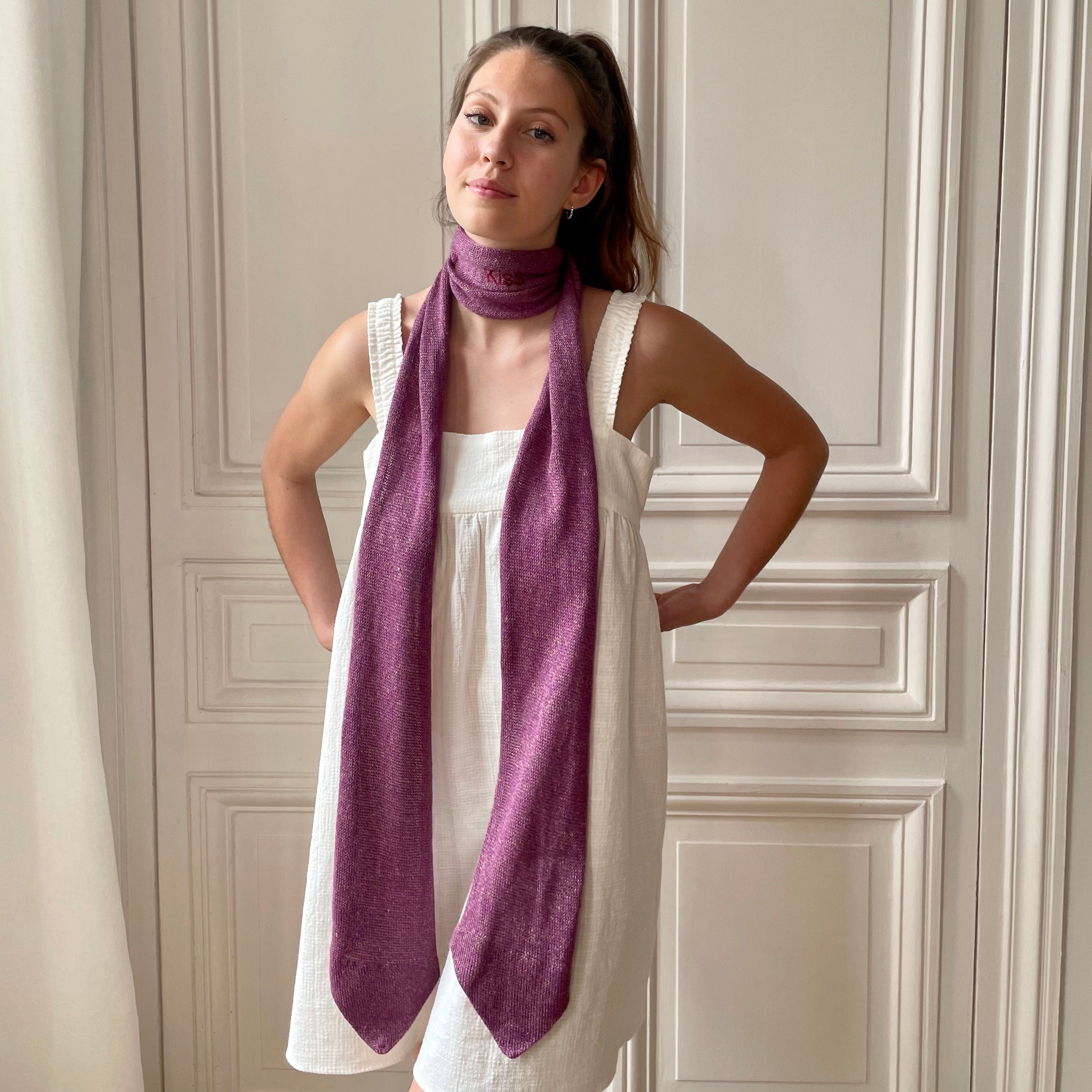 Echarpe violette à bouts cravate avec broderie Kiss tricotée en France 58% cachemire 42% lin