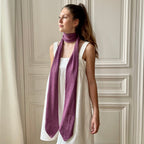 Echarpe violette à bouts cravate avec broderie Kiss tricotée en France 58% cachemire 42% lin