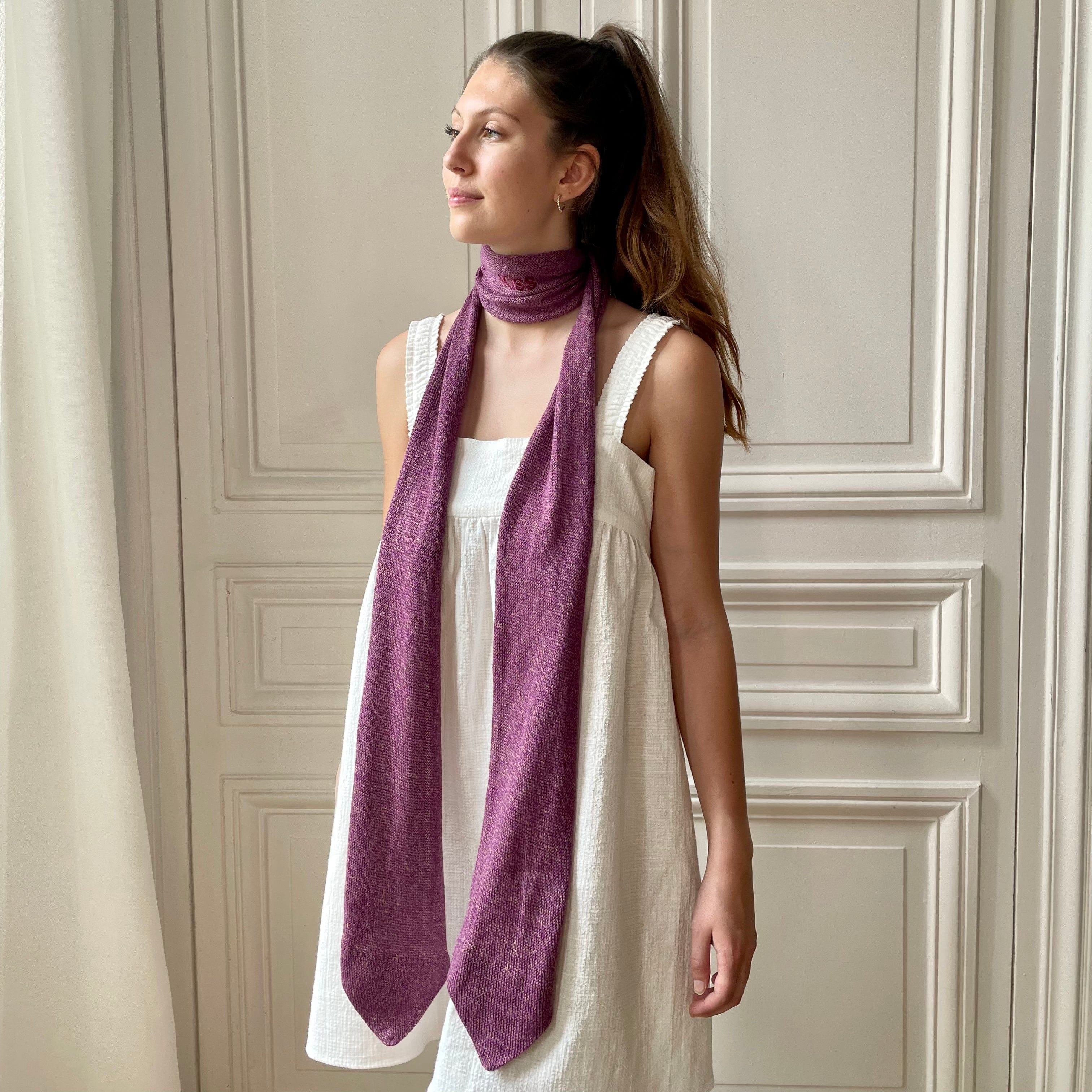 Echarpe violette à bouts cravate avec broderie Kiss tricotée en France 58% cachemire 42% lin