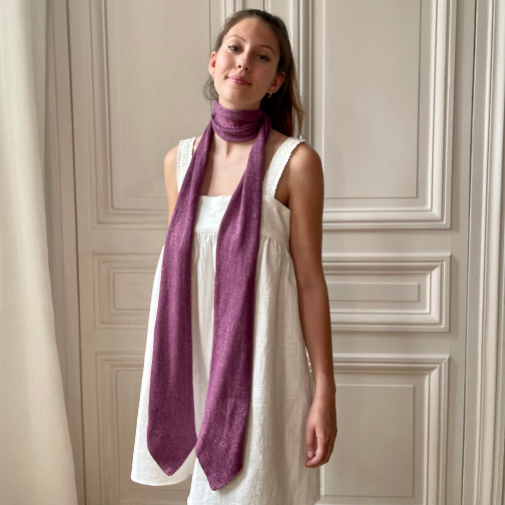 Echarpe violette à bouts cravate avec broderie Kiss tricotée en France 58% cachemire 42% lin