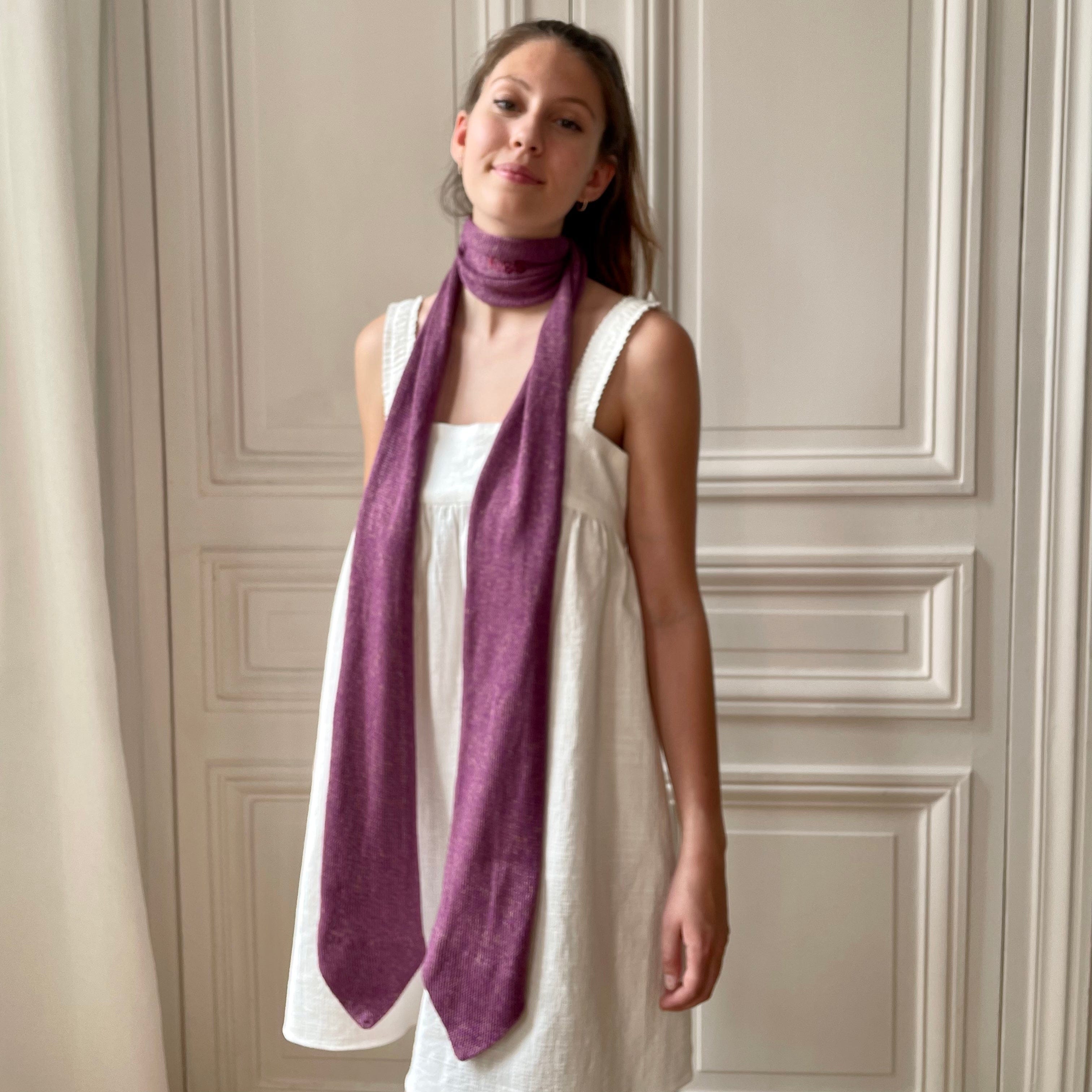 Echarpe violette à bouts cravate avec broderie Kiss tricotée en France 58% cachemire 42% lin