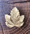 Broche Evesome feuille de vigne dorée - Evesome brooch with golden grape leaf