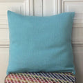 Coussin 50x50cm bleu ciel tricoté en France 58% cachemire 42% lin