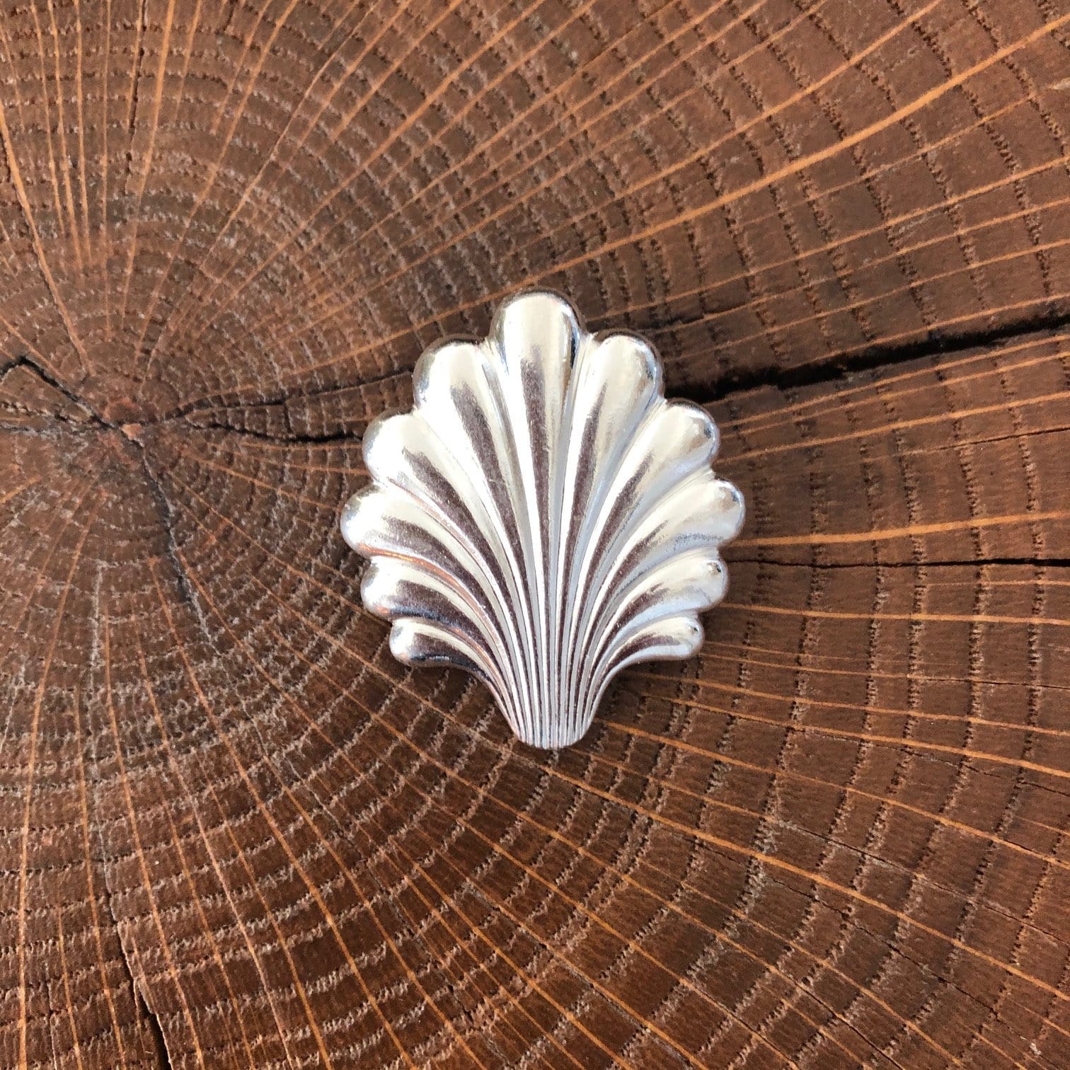 Broche Saint Jacques art déco argentée