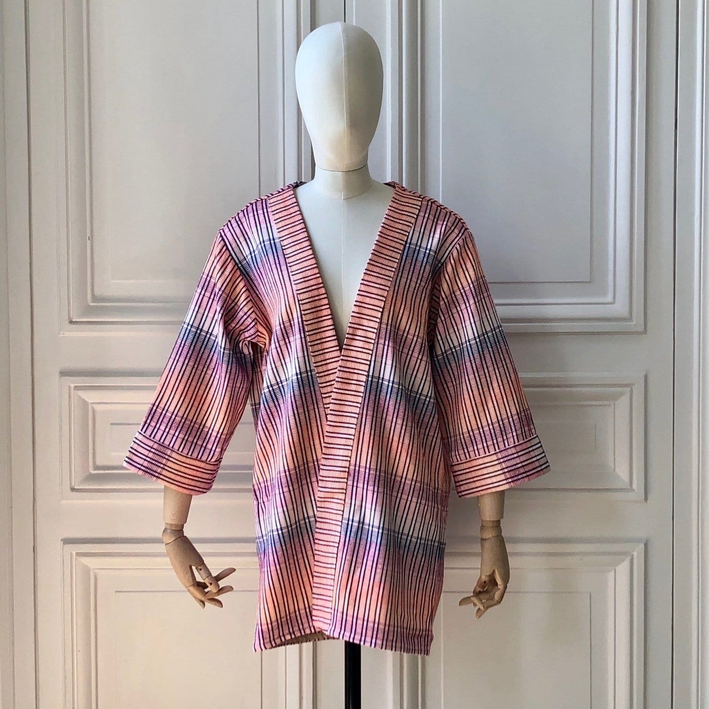 Kimono en tweed rose, noir, saumon, violet et blanc tissé et fabriqué en France