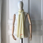 Etole jaune pâle avec broderie Love tricotée en France 200x60 cm 58% cachemire 42% lin
