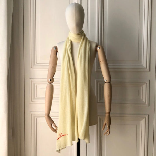 Etole jaune pâle avec broderie Love tricotée en France 200x60 cm 58% cachemire 42% lin