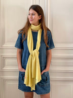 Etole jaune citron avec broderie space invader corail tricotée en France 58% cachemire 42% lin 200x60 cm