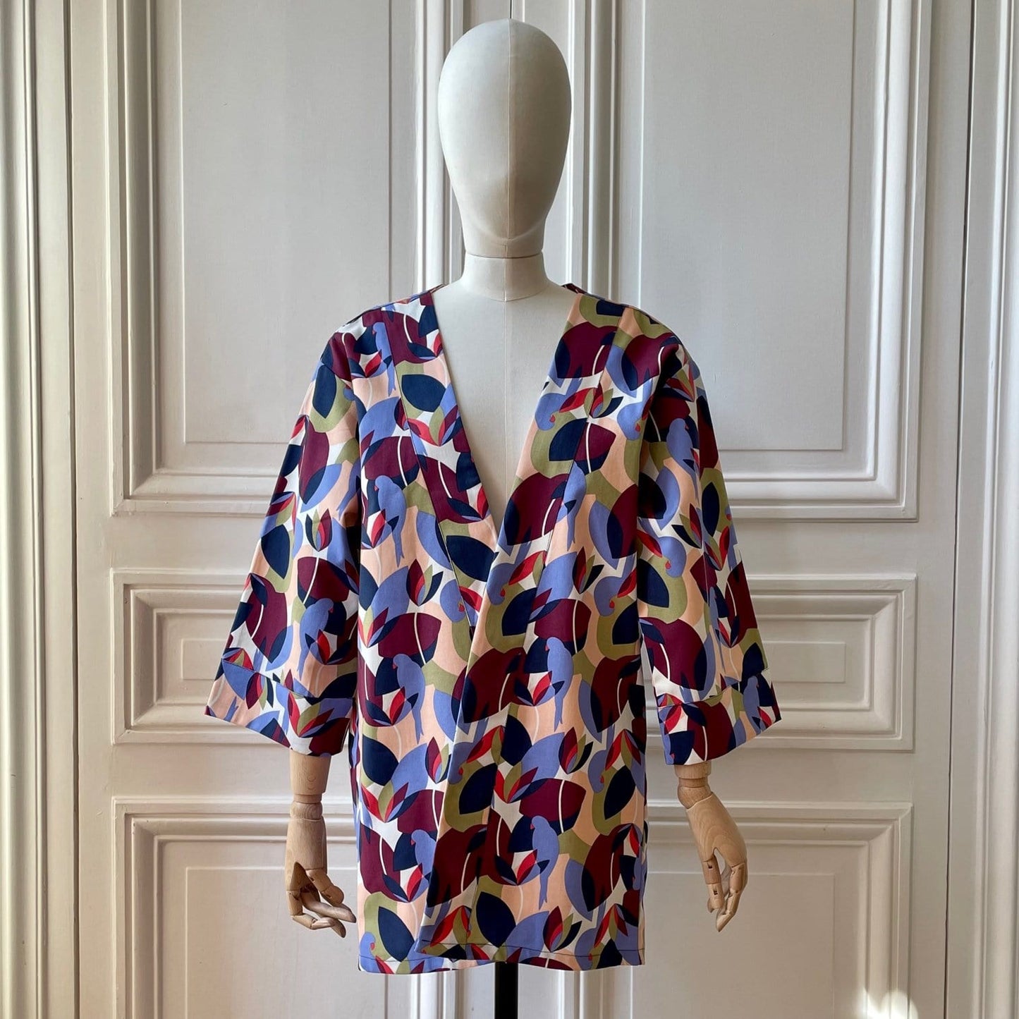 Kimono en coton imprimé perroquets prune, lilas, vert et saumon fabriqué en France