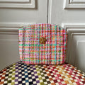 Pochette Armand en tweed rose et arc-en-ciel tissé et fabriquée en France