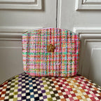 Pochette Armand en tweed rose et arc-en-ciel tissé et fabriquée en France