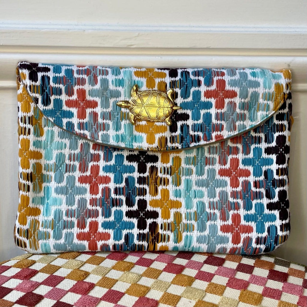 Pochette Louise en tweed jaune moutarde, marron, bleu, vert d'eau et corail tissé et fabriquée en France