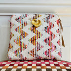 Pochette Ombeline en tweed zig zag blanc crème, jaune moutarde et rose