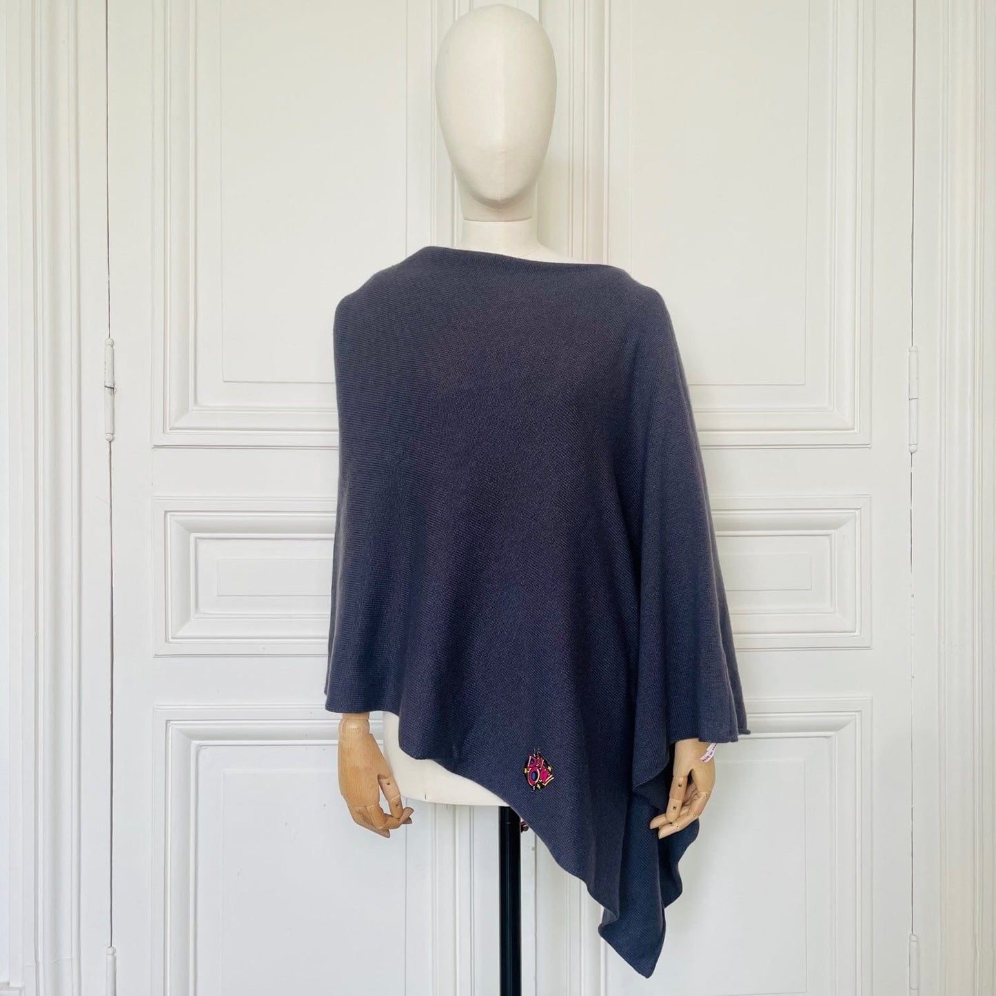 Maxi poncho gris foncé avec patch tricoté en France 100% cachemire maille serrée