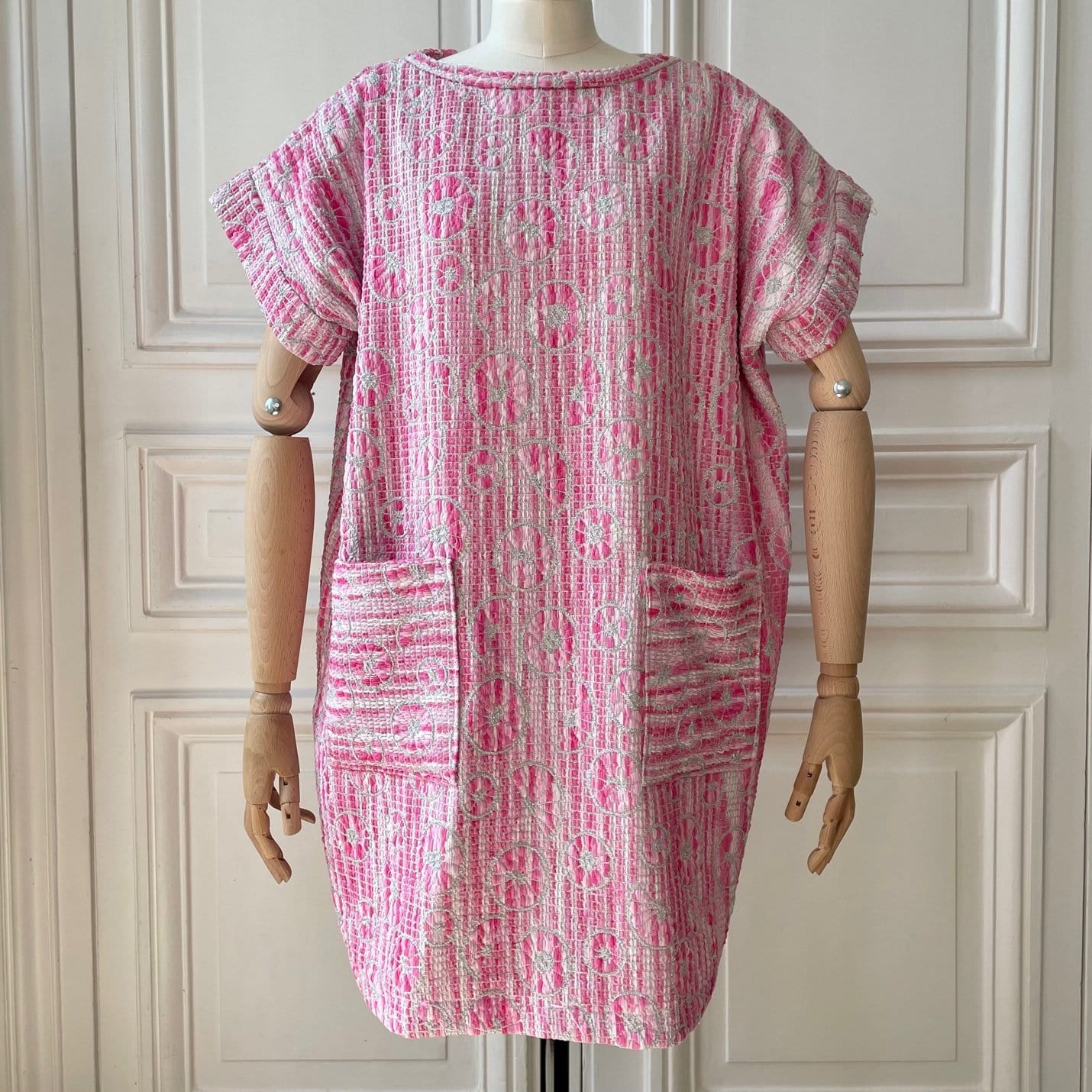 Robe en tweed rose et blanc tissé et fabriquée en France