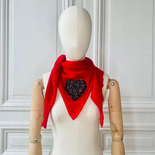 Triangle frangé rouge avec patch coeur en tweed tricoté en France 100% cachemire maille serrée